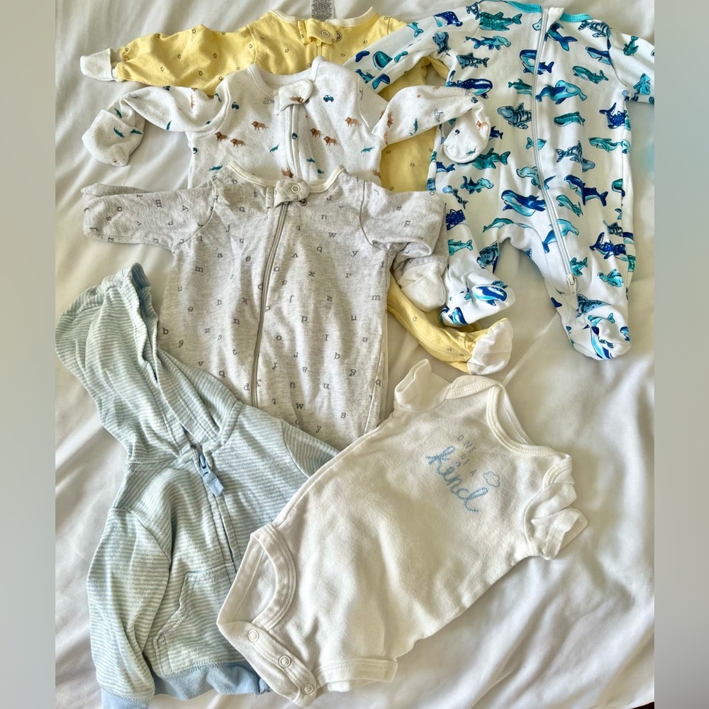 Newborn bundle: 4 footies, a onesie and hoodie zip up